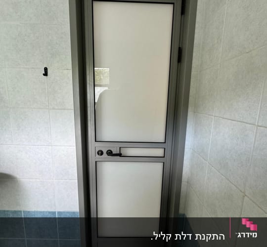 דלת אלומיניום עם זכוכית חלבית בחדר אמבטיה
